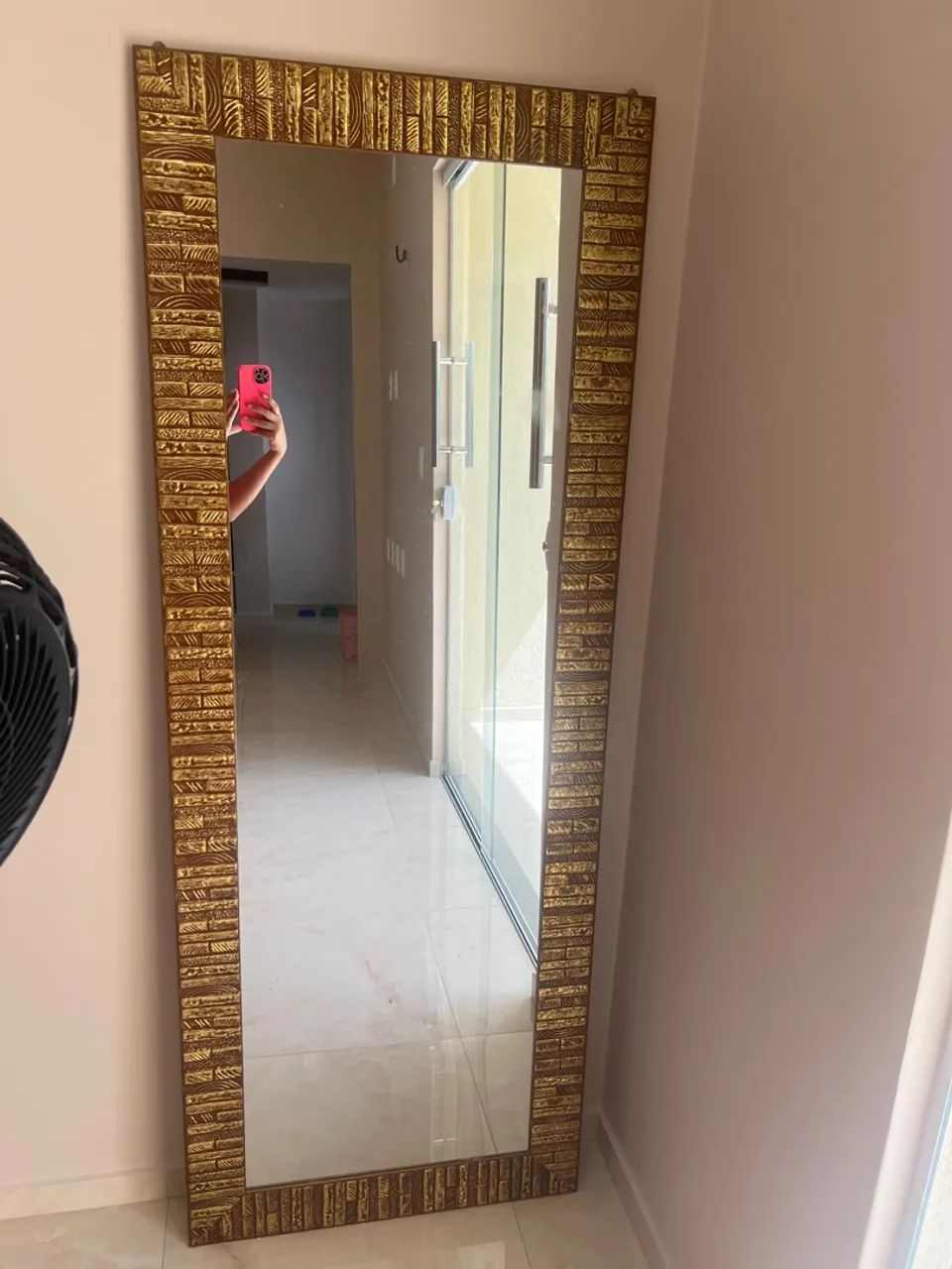 Espelho decorativo com moldura dourada