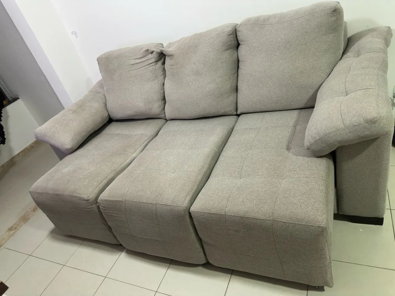 Sofá Retrátil de Linho Cinza - Ultra Conforto, Design Sofisticado e Pronto para Levar!  - Foto 2