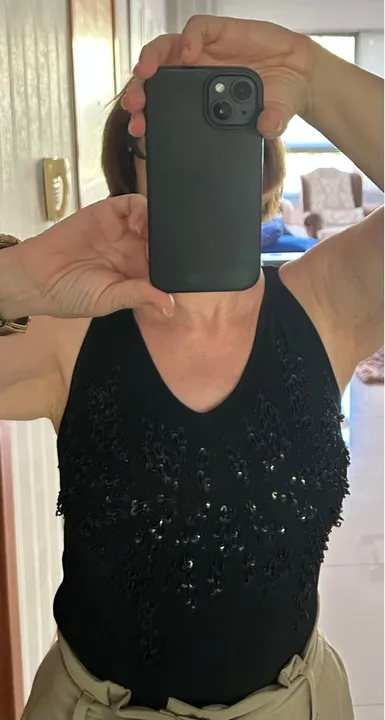Blusa de malha preta com detalhes bordados