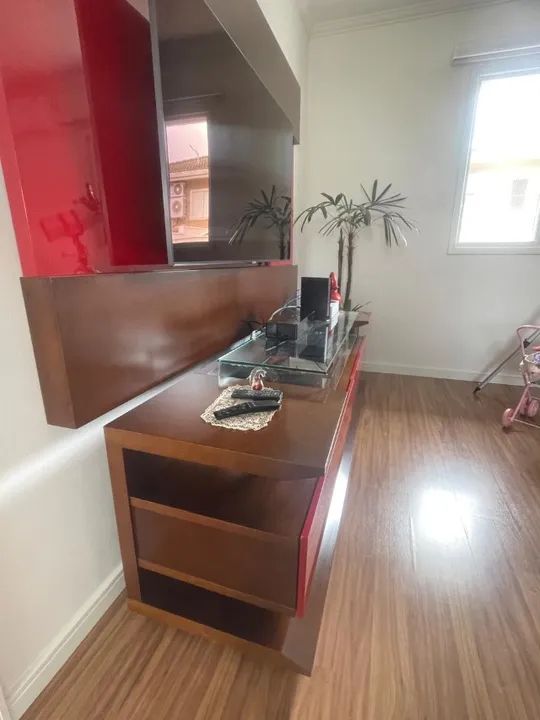 Rack com painel de madeira maciça. Vermelho e imbuia - Foto 4
