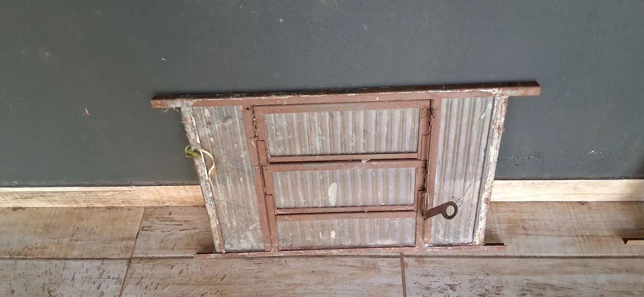Two tilt-and-turn bathroom windows65204105221121121