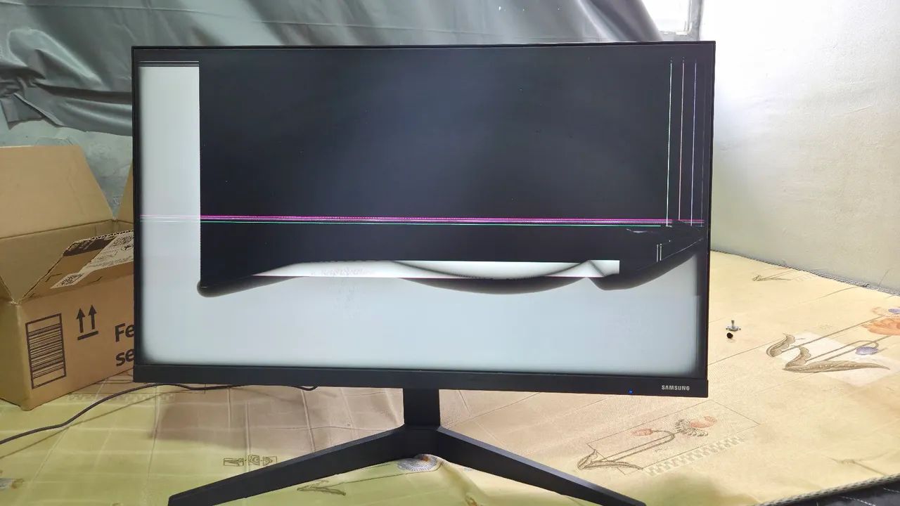 Monitor Samsung 24' Quebrado