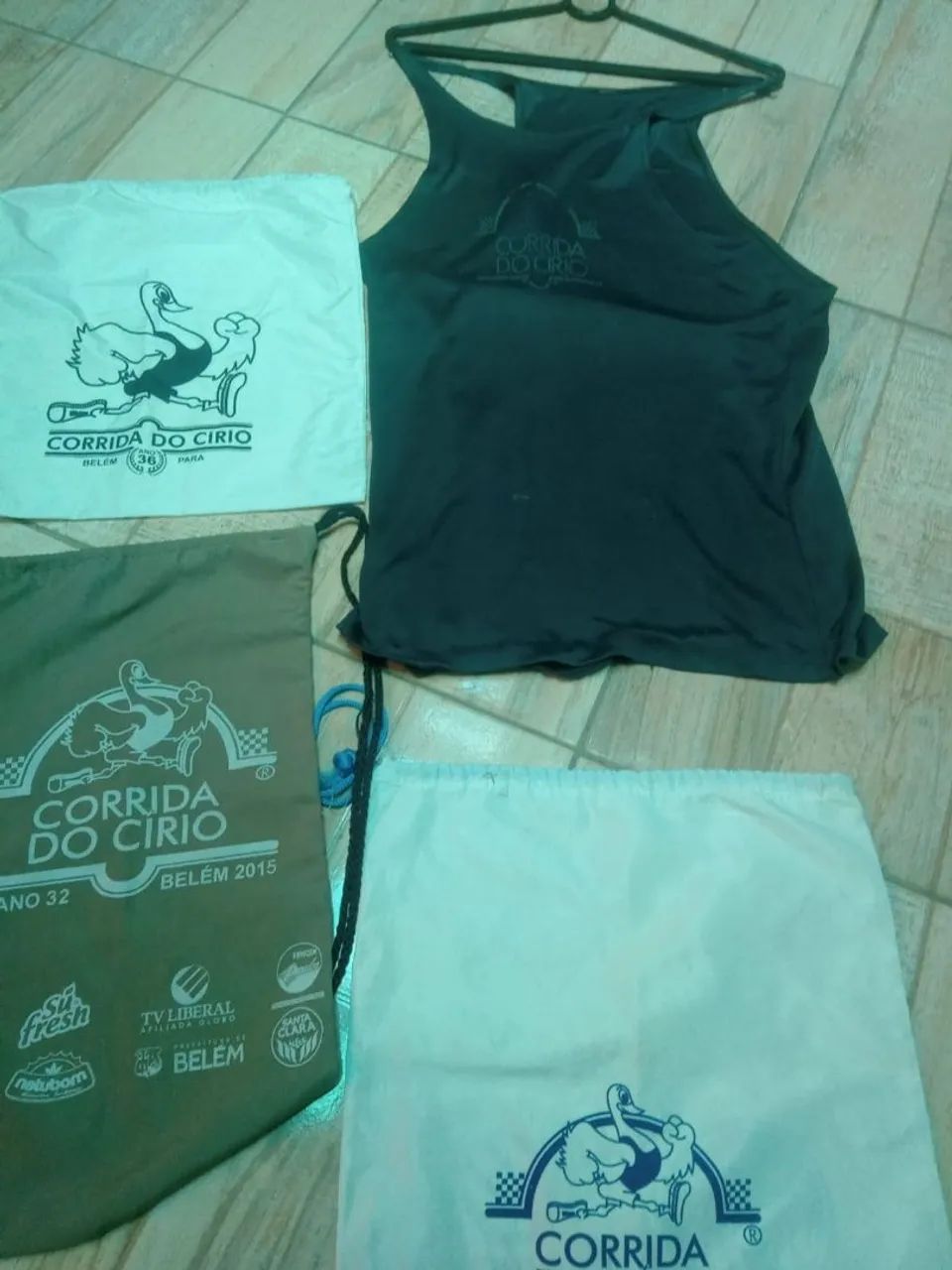 R$65 Camisa e sacolas da Corrida Círio anos 80. - Foto 4