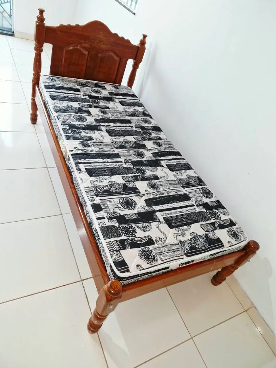 Cama de solteiro e colchão 