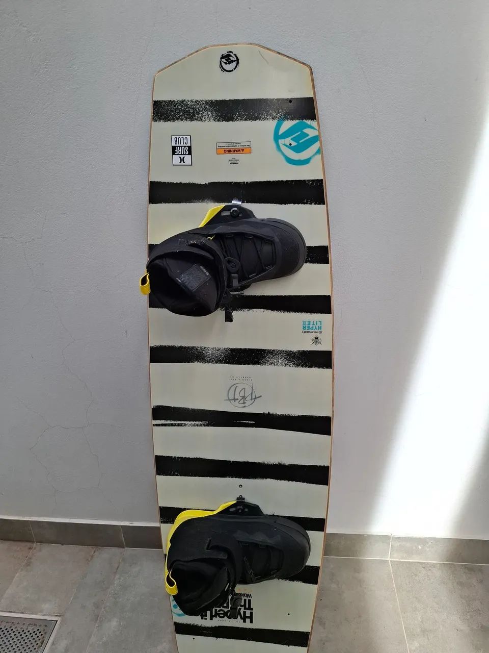 Prancha wakeboard Hyperlite completa com bota liquid force
