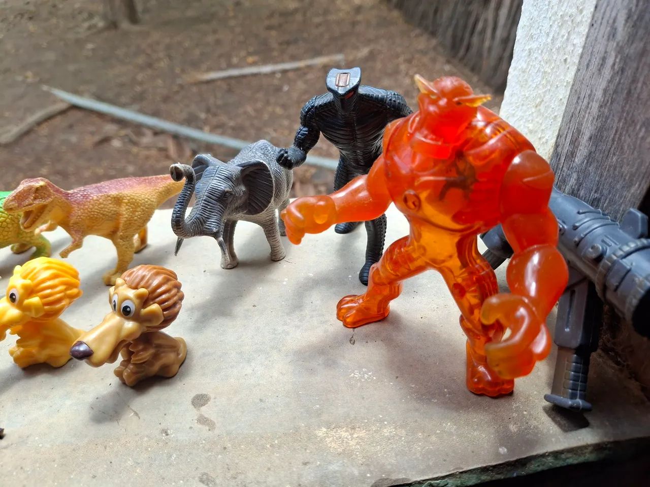 Bonecos BEN 10 em otimo estado(SOBERANO, 2 AMEAÇA AQUÁTICA e RATH) e alguns brindes - Foto 3