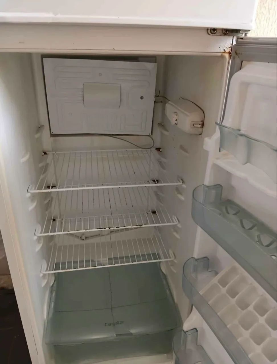 Estou vendendo geladeira Esmaltec valor a negociar - Foto 2
