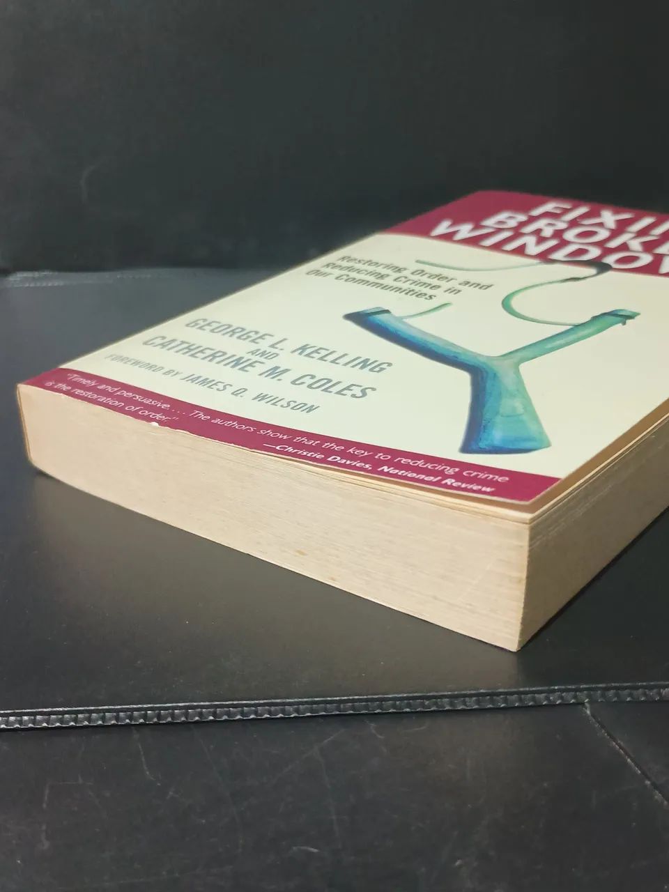 O livro da imagem é "Fixing Broken Windows - Foto 5
