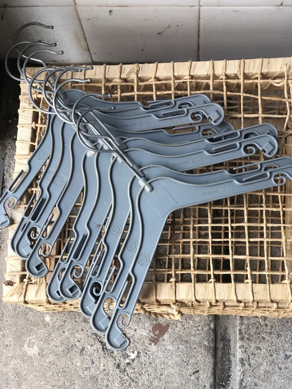 Cabide para roupas A26 plastico c/ 100  - Foto 4