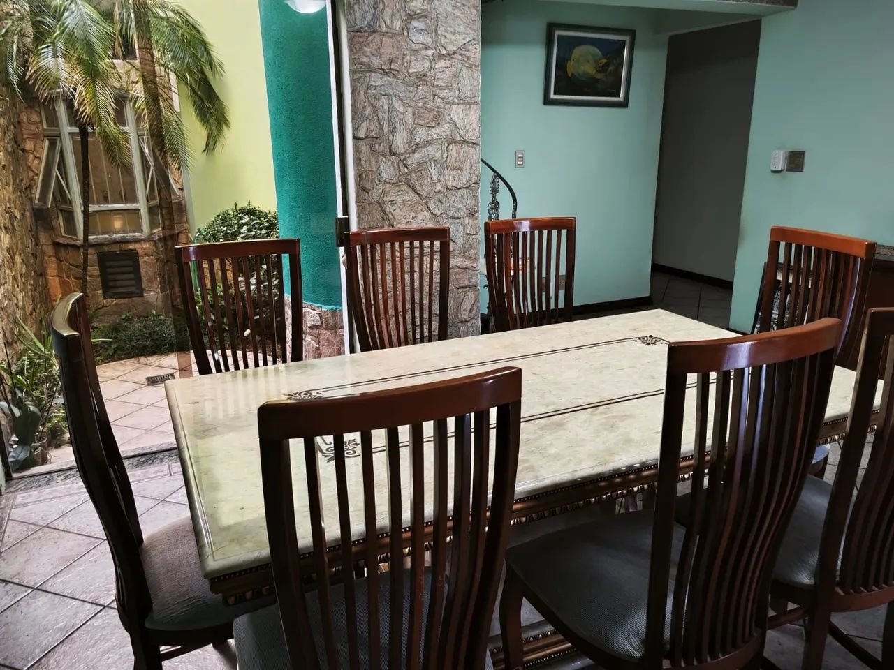 Mesa em Travertino natural com 8 cadeiras.