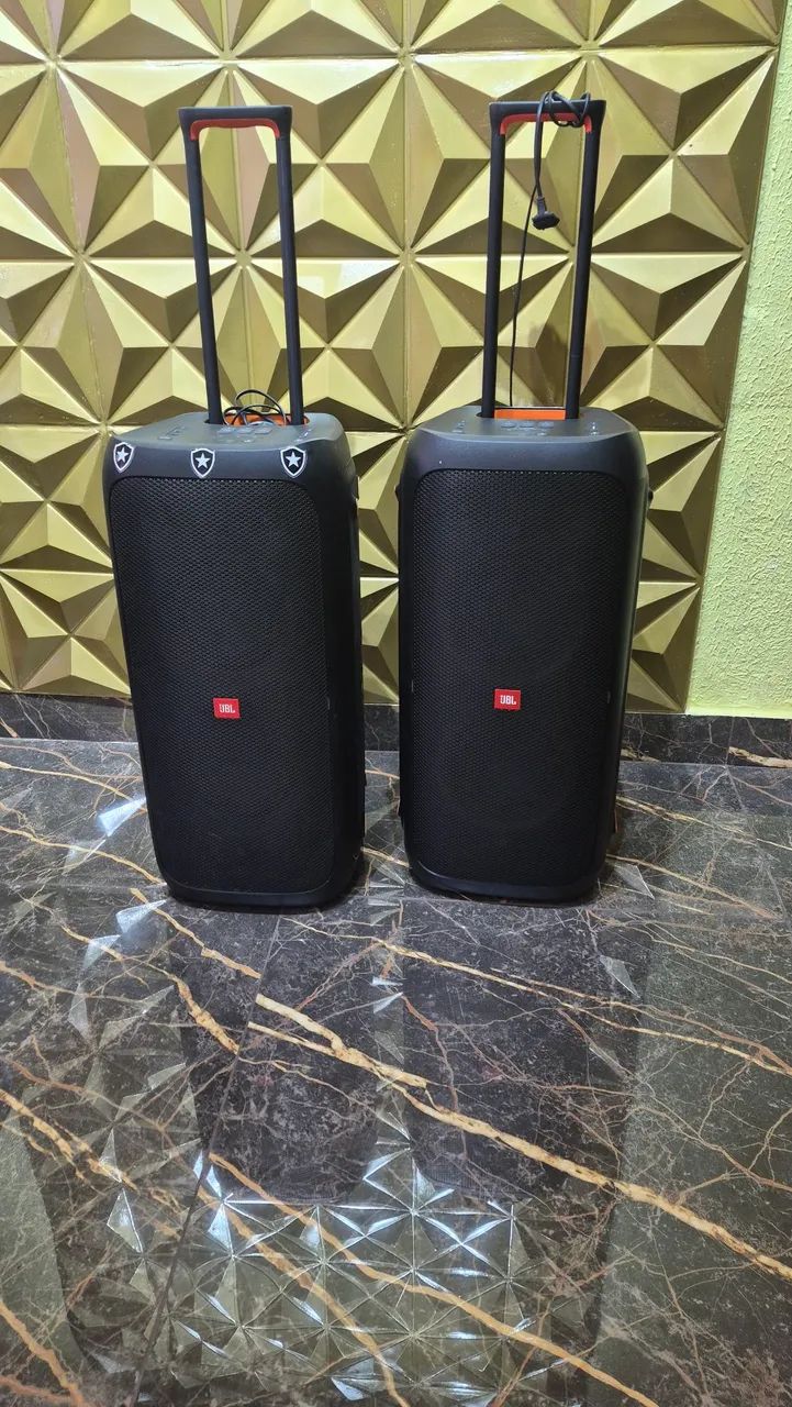 Duas  caixas de som JBL 310 
