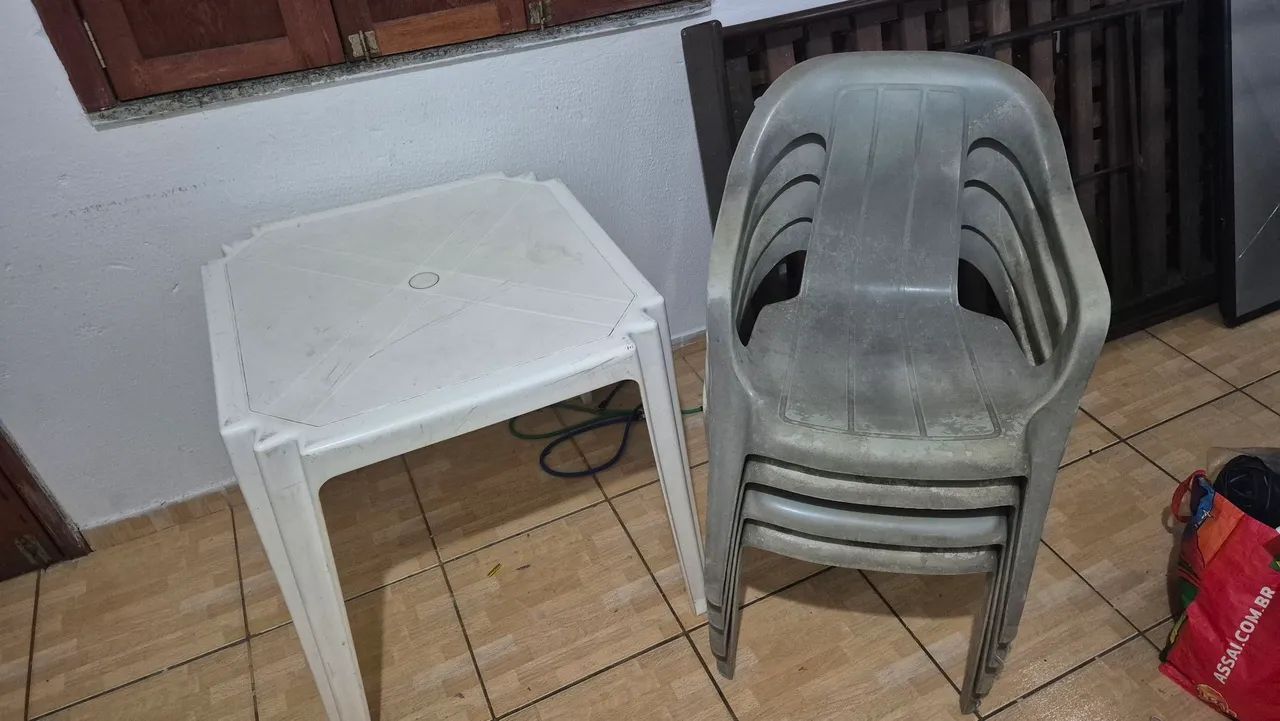 Jogo de mesa com 4 cadeiras 