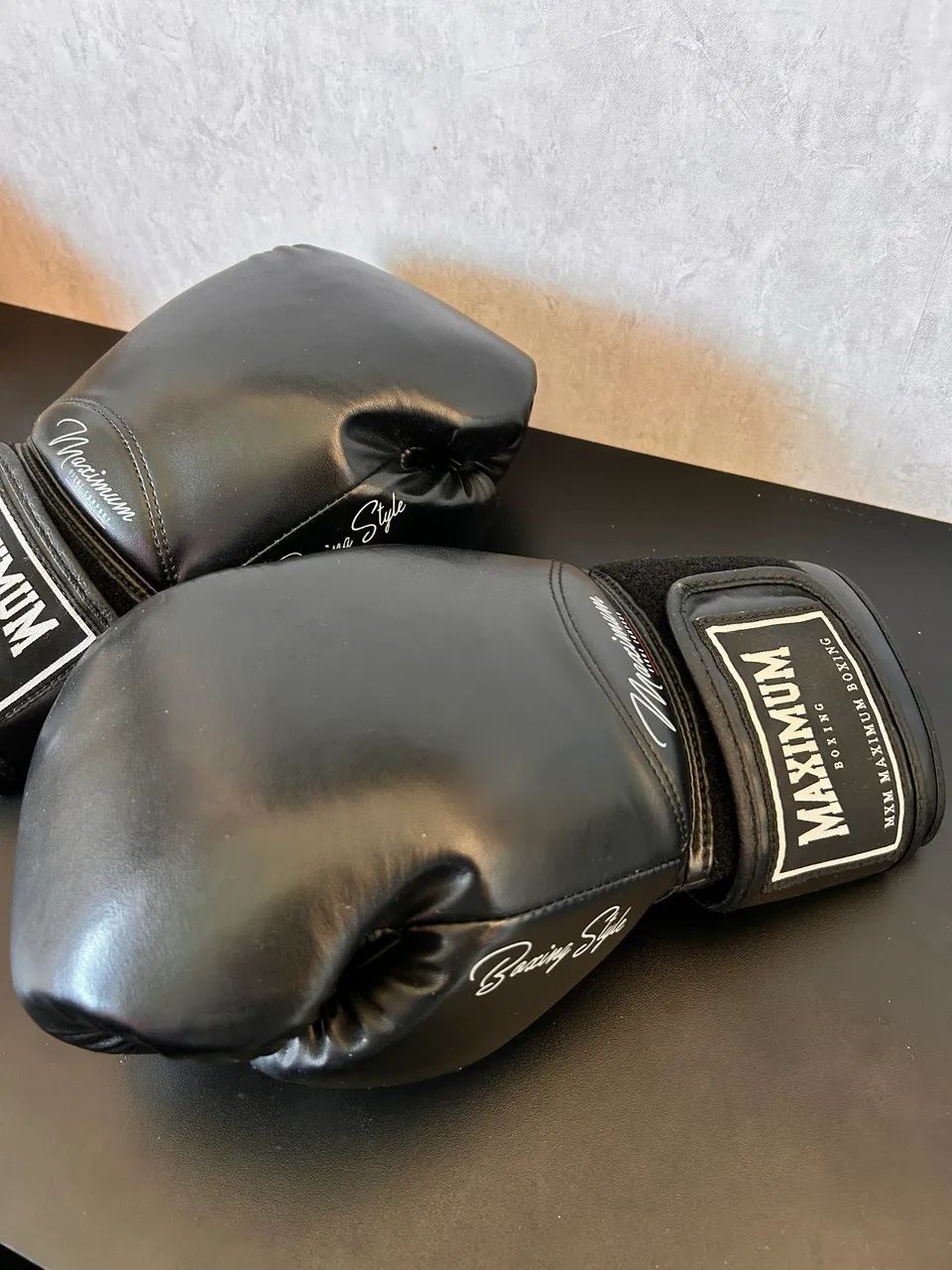 Luva de Muay Thai/Boxe Maximum Classic Black Power Face - 10 oz - Foto 3