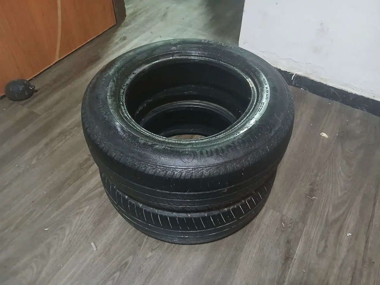 Vnd 2 ótimos Pneus CONTINENTAL 175.70- Aro 13- ainda dá pra rodar muito e fazer Estepes