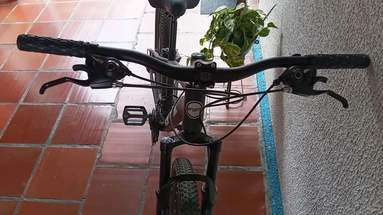 Vendo bicicleta aro 29 com NF. - Foto 3
