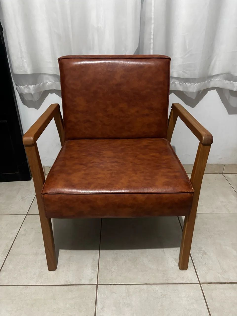 Poltrona Decorativa Retrô Caramelo com Braços de Madeira