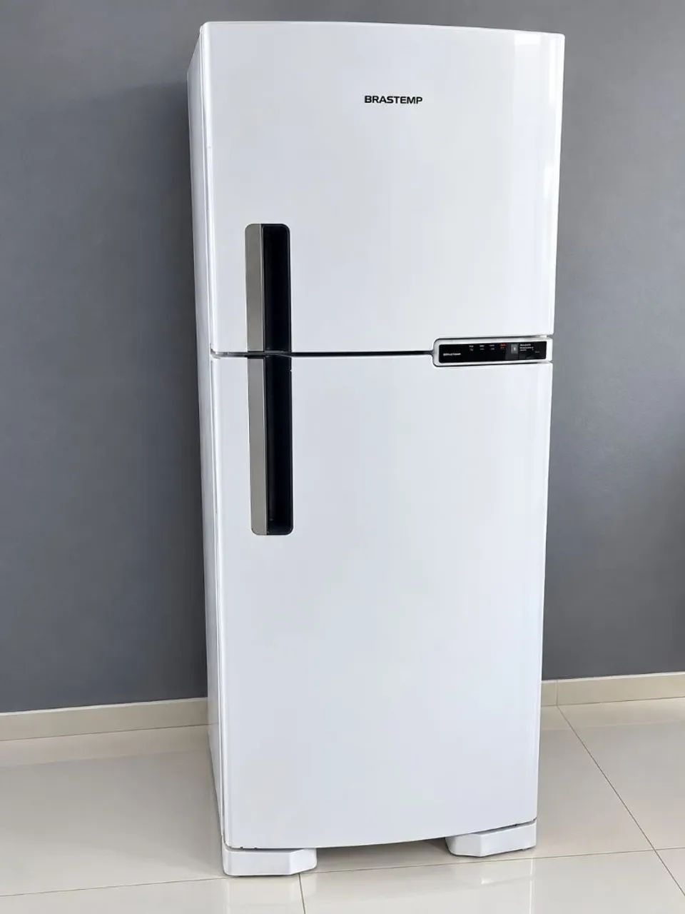 Geladeira, guarda-roupa, sofá e mesa - Foto 4