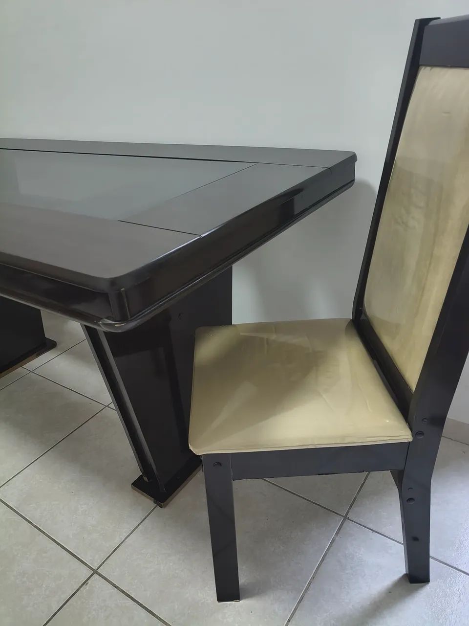 Mesa retangular com quatro cadeiras - Foto 4