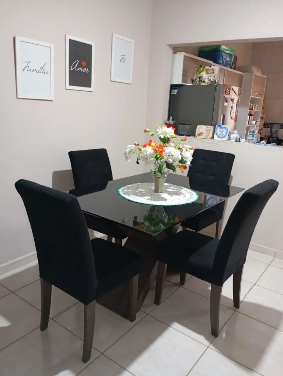 Conjunto de mesa com 4 cadeiras