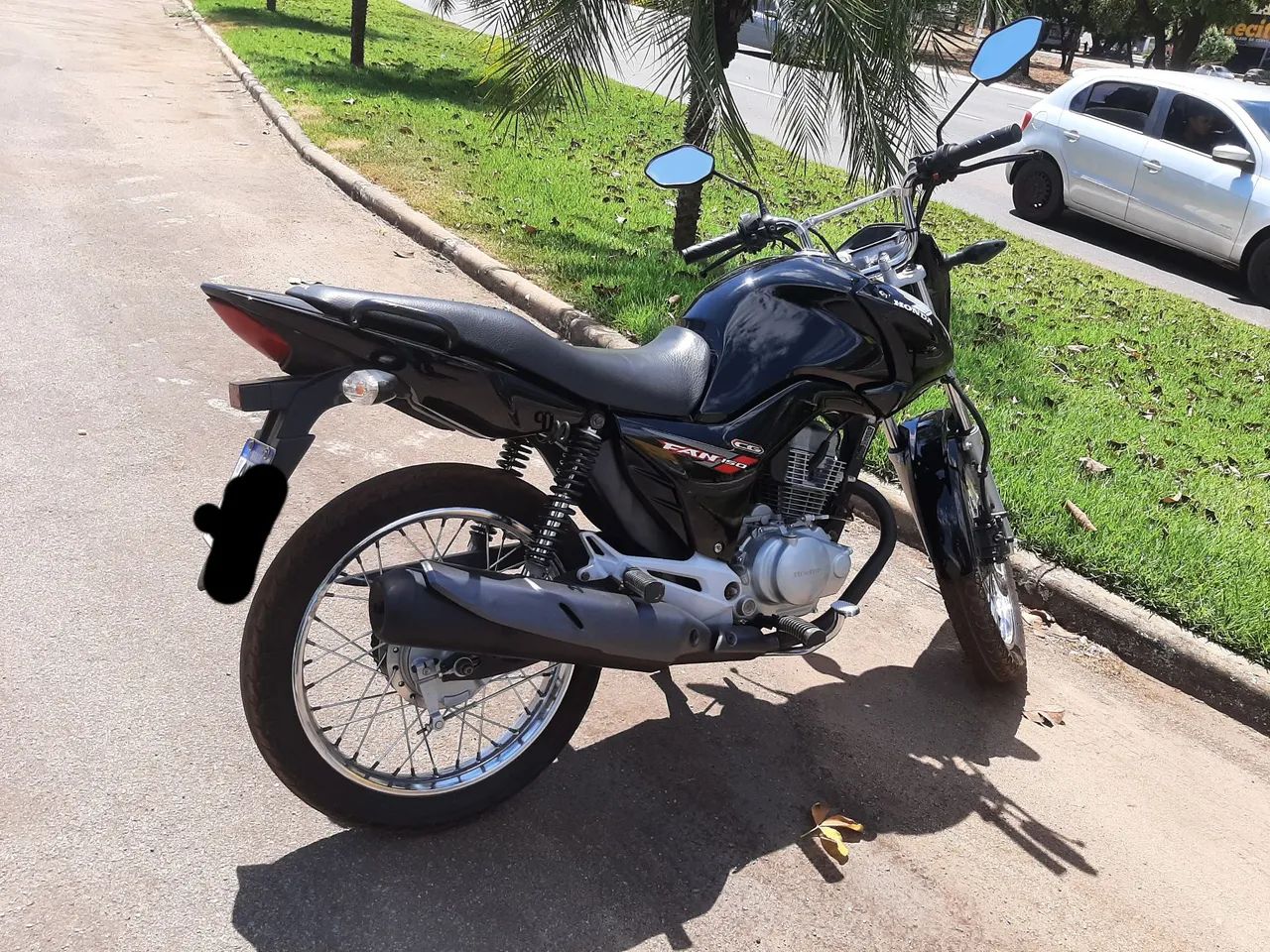 Vendo moto fan150 2014 completa 