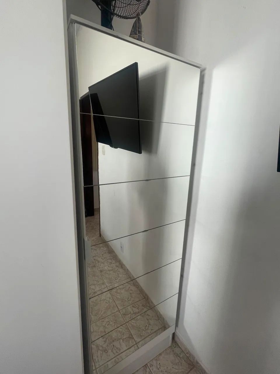 VENDO ARMÁRIO COM ESPELHO 