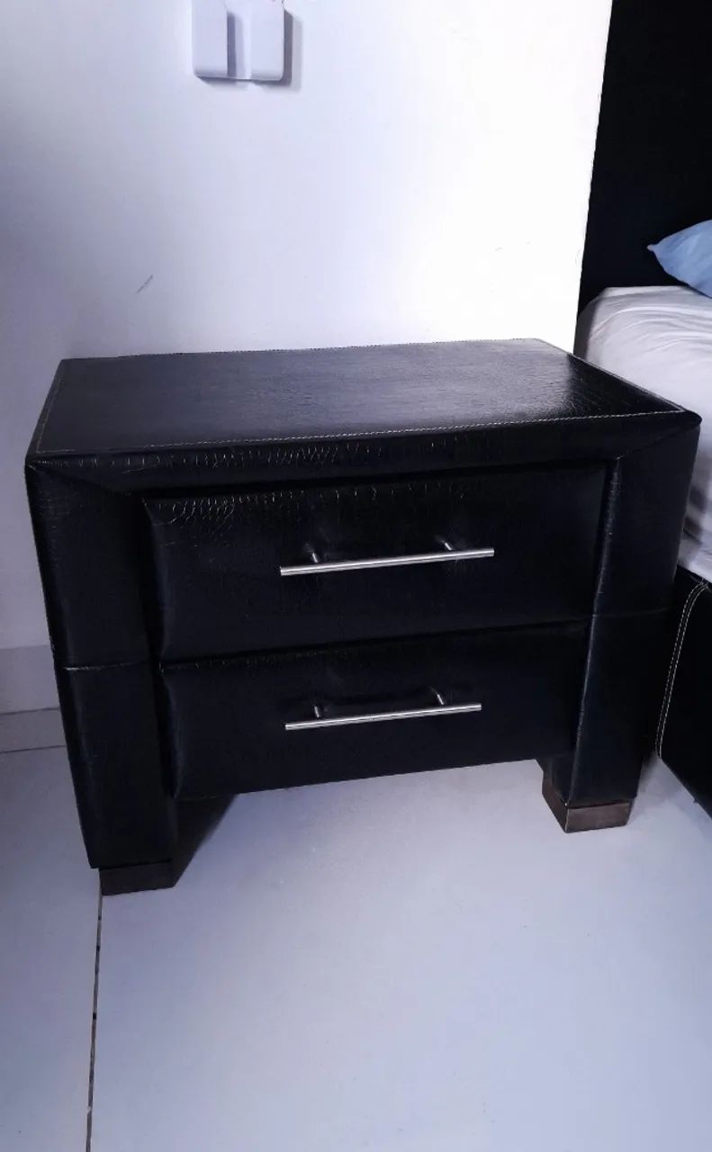Mesa de cabeceira em couro legítimo