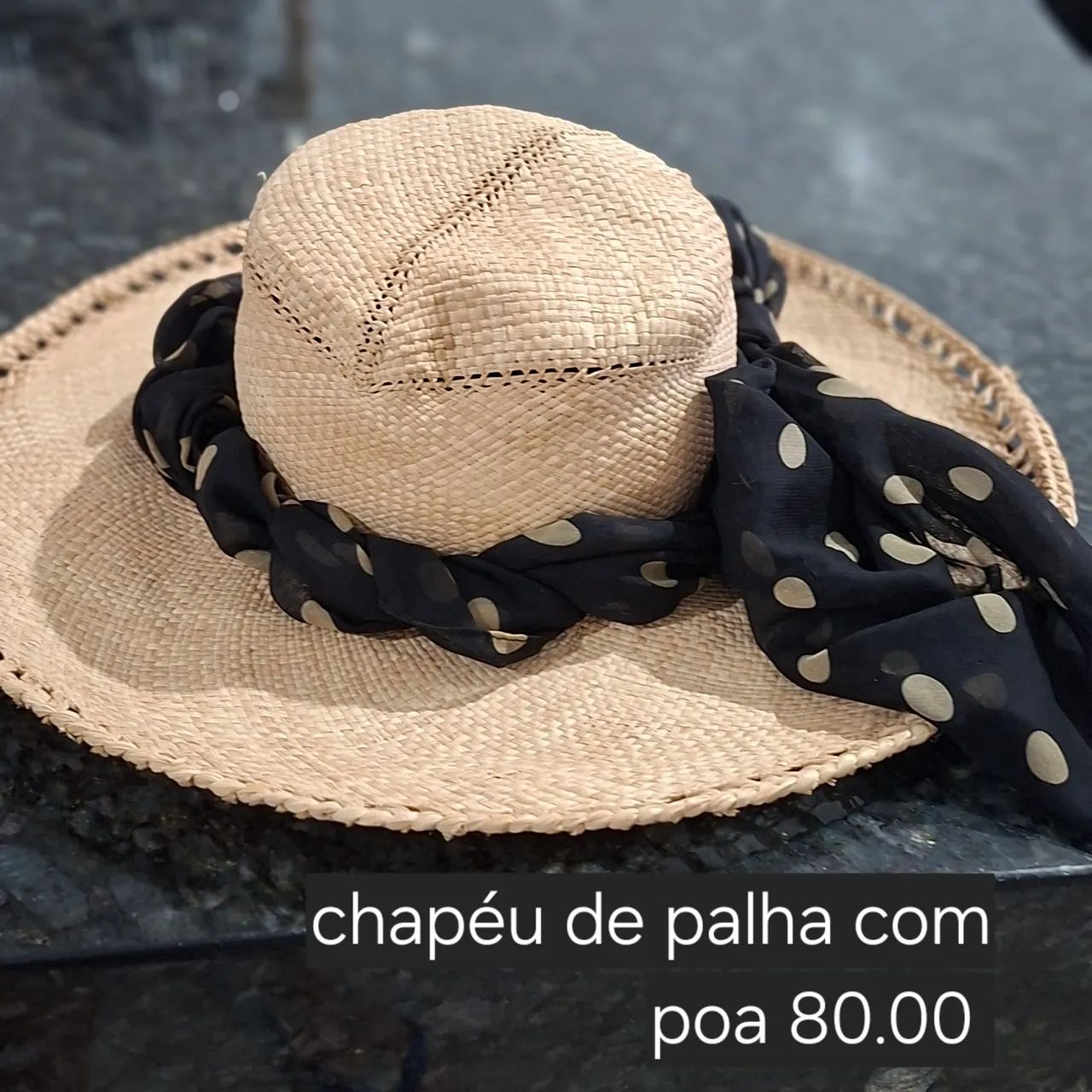 Chapéu de palha com poa