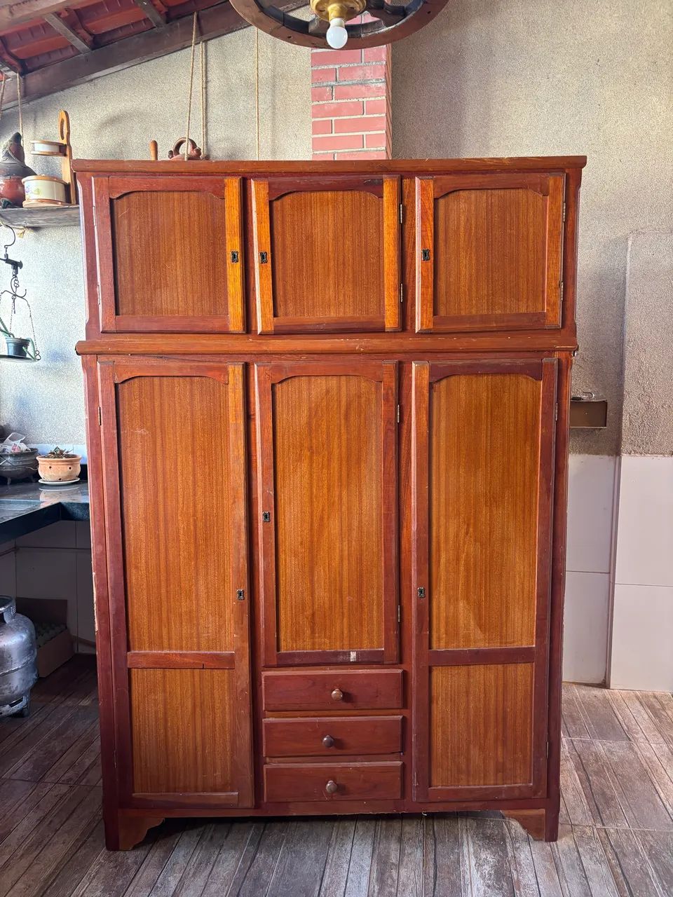 Guarda roupa de madeira 