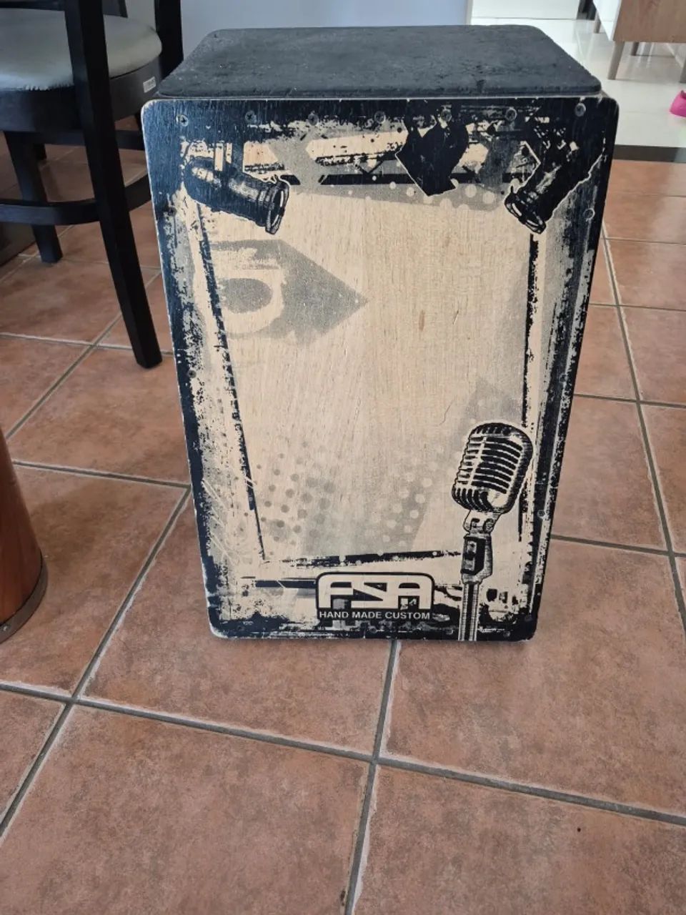 Cajon elétrico, timba e pandeiro.