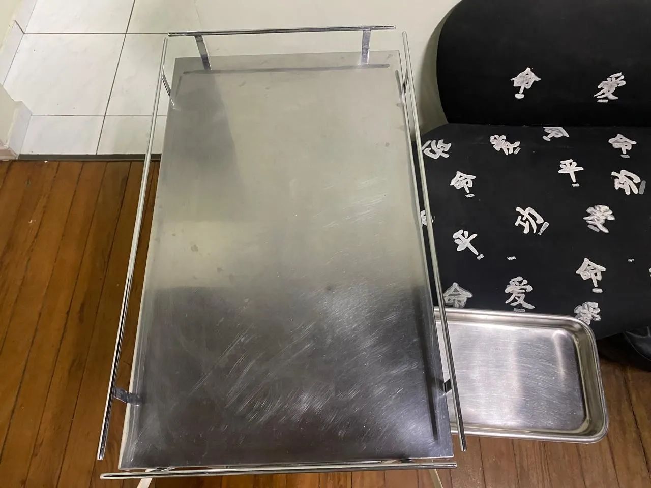 Carrinho auxiliar hospitalar com bandeja móvel  - Foto 4