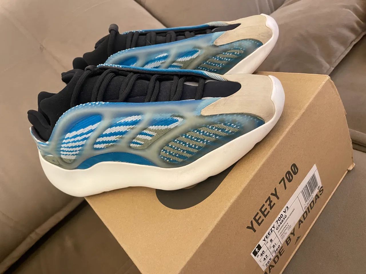 Tênis Yeezy 700 v3