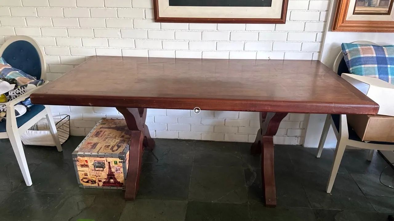 Mesa de madeira maciça 