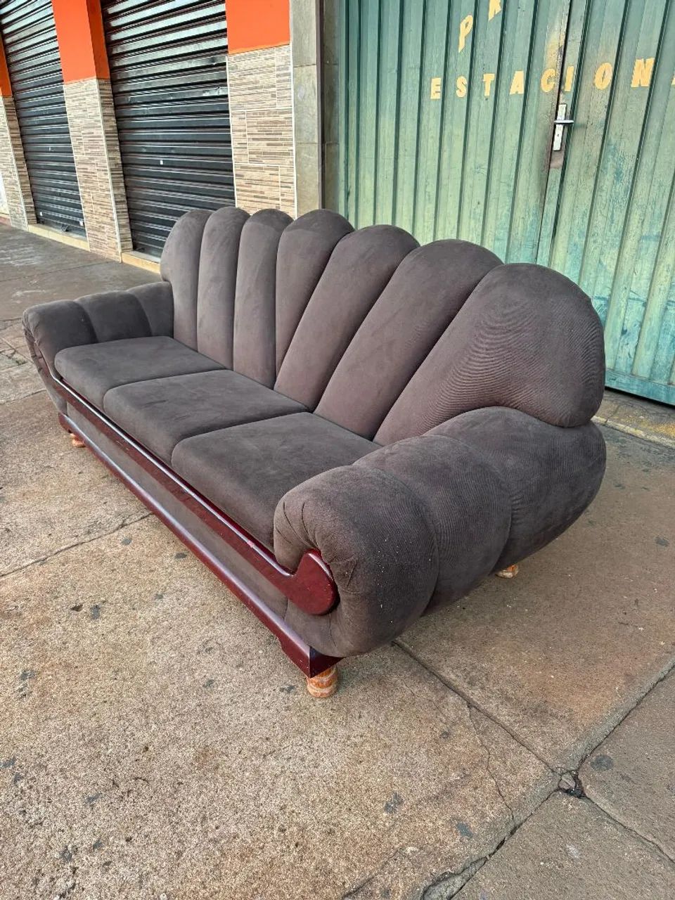 Vendo sofá de 3 lugares semi novo  - Foto 2