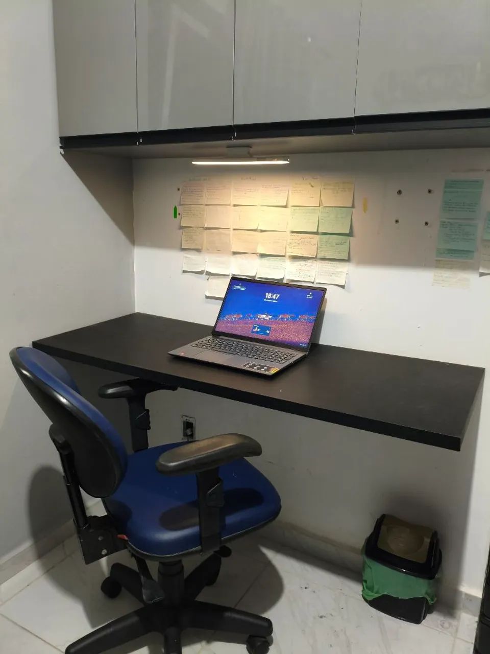 Mesa de estudos com cadeira!