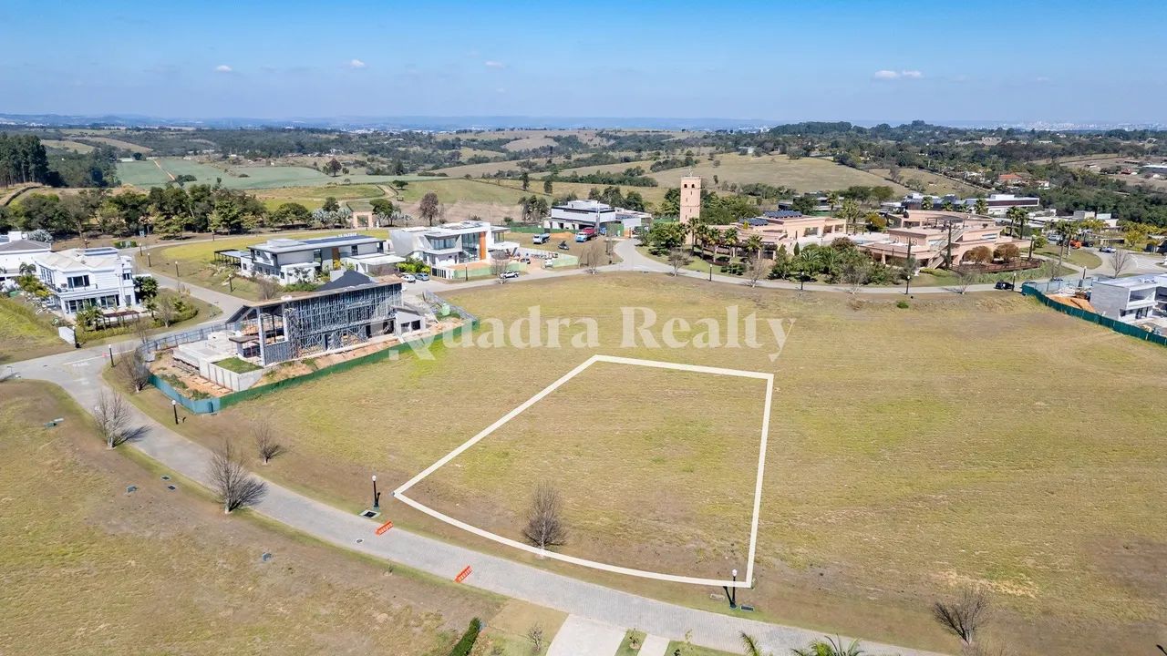 Terreno com excelente topografia e a poucos metros do clube