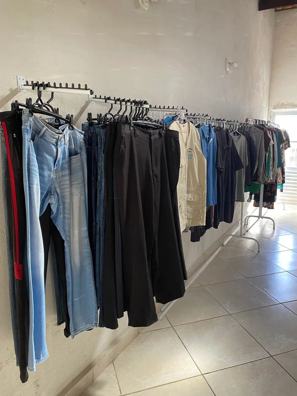 Brechó completo com cabides e araras | 1.000 peças  - Foto 3