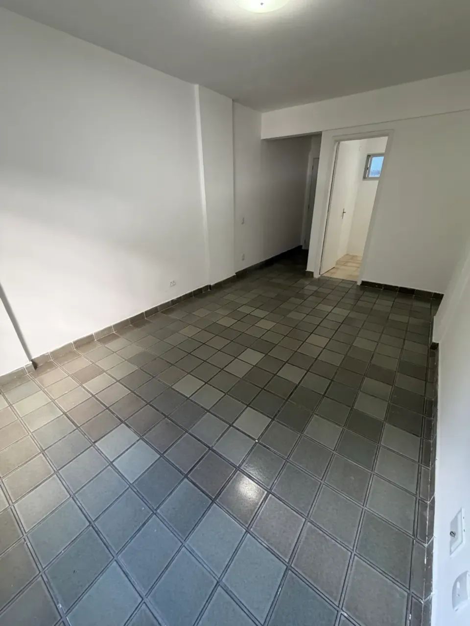 Apartamento na Jaqueira, 2 quartos mais quarto de serviço - R$ 2.700,00 - Foto 3