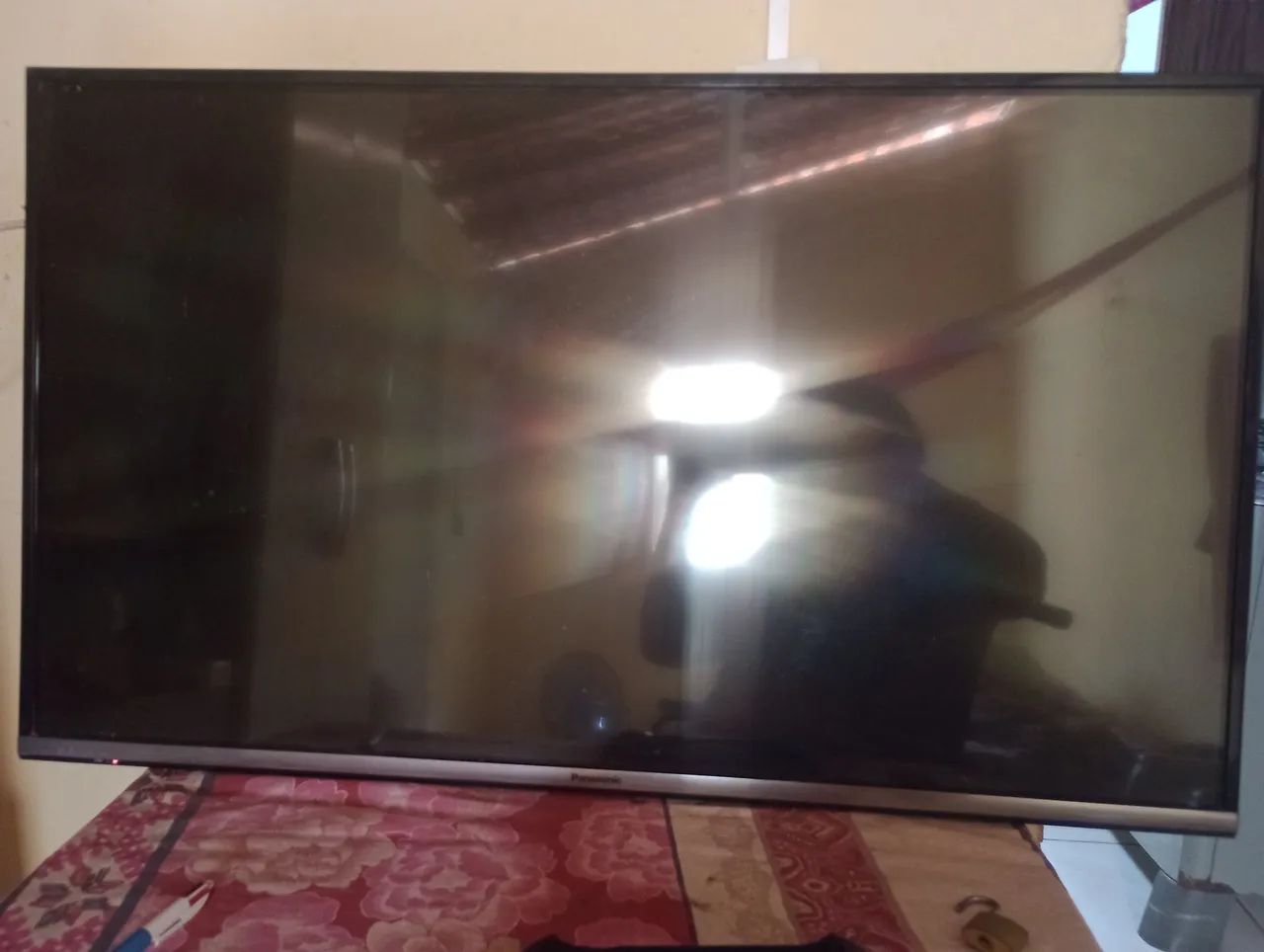 Vendo uma tv de 50 polegadas semi nova com controle pega internet pra vim buscar valor 700 - Foto 2