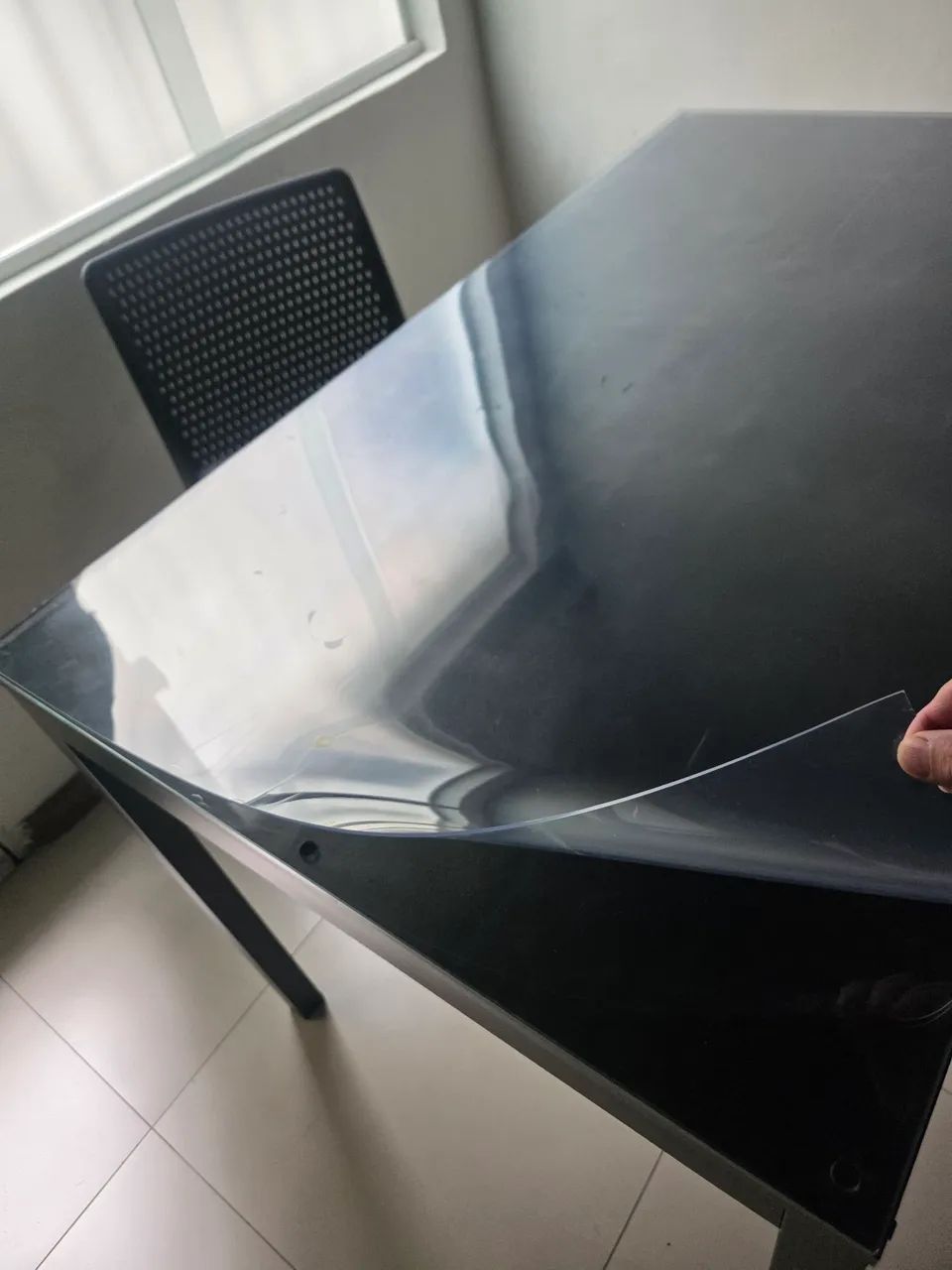 Mesa de aço e vidro temperado 10mm e com 2 cadeiras com assento acolchoado com capa - Foto 2