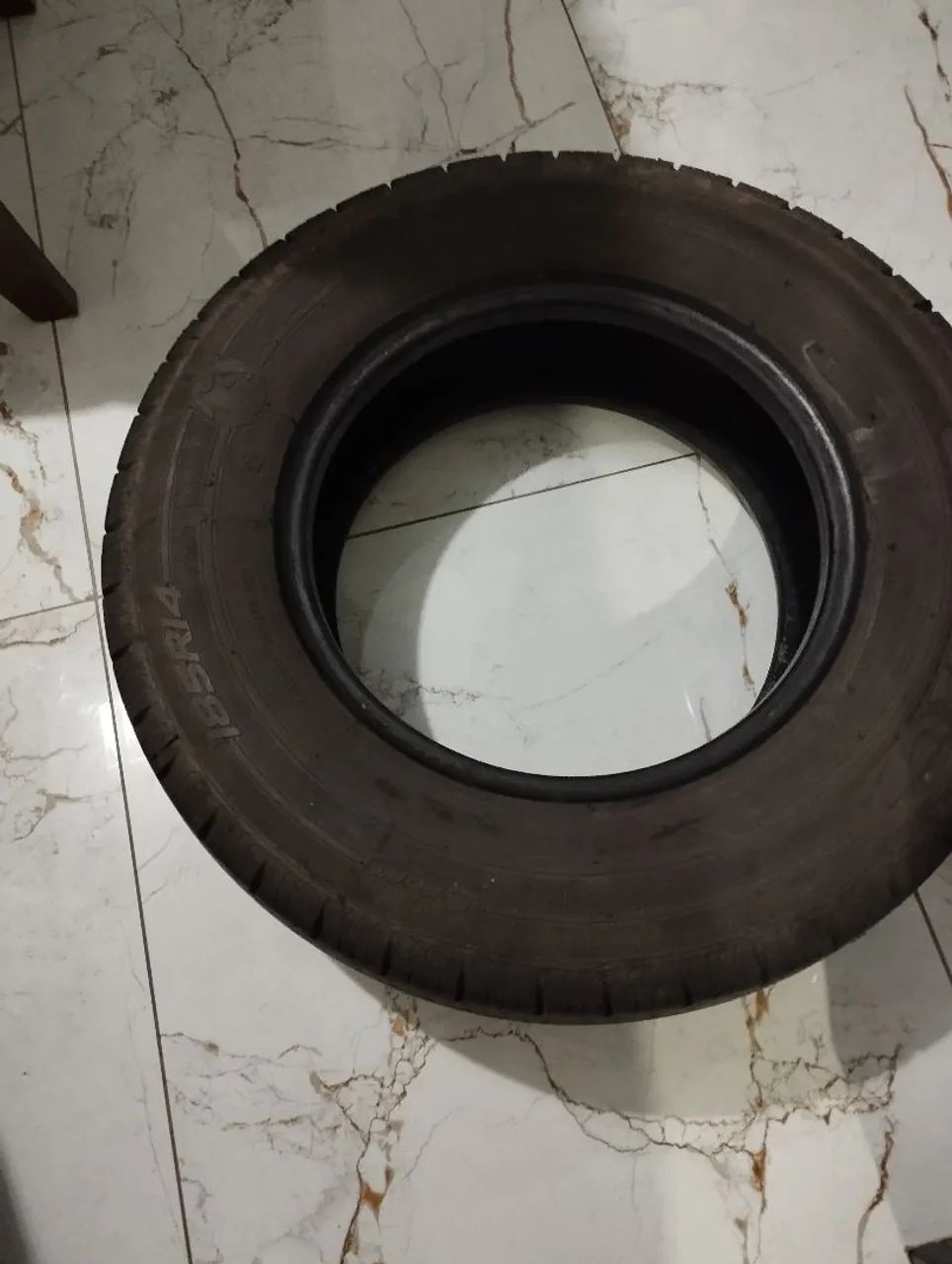 Vende 2 pneus de Kombi usado. - Foto 5