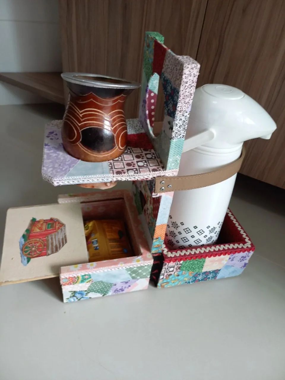 Porta chimarrão de madeira  com artesanato - Foto 4