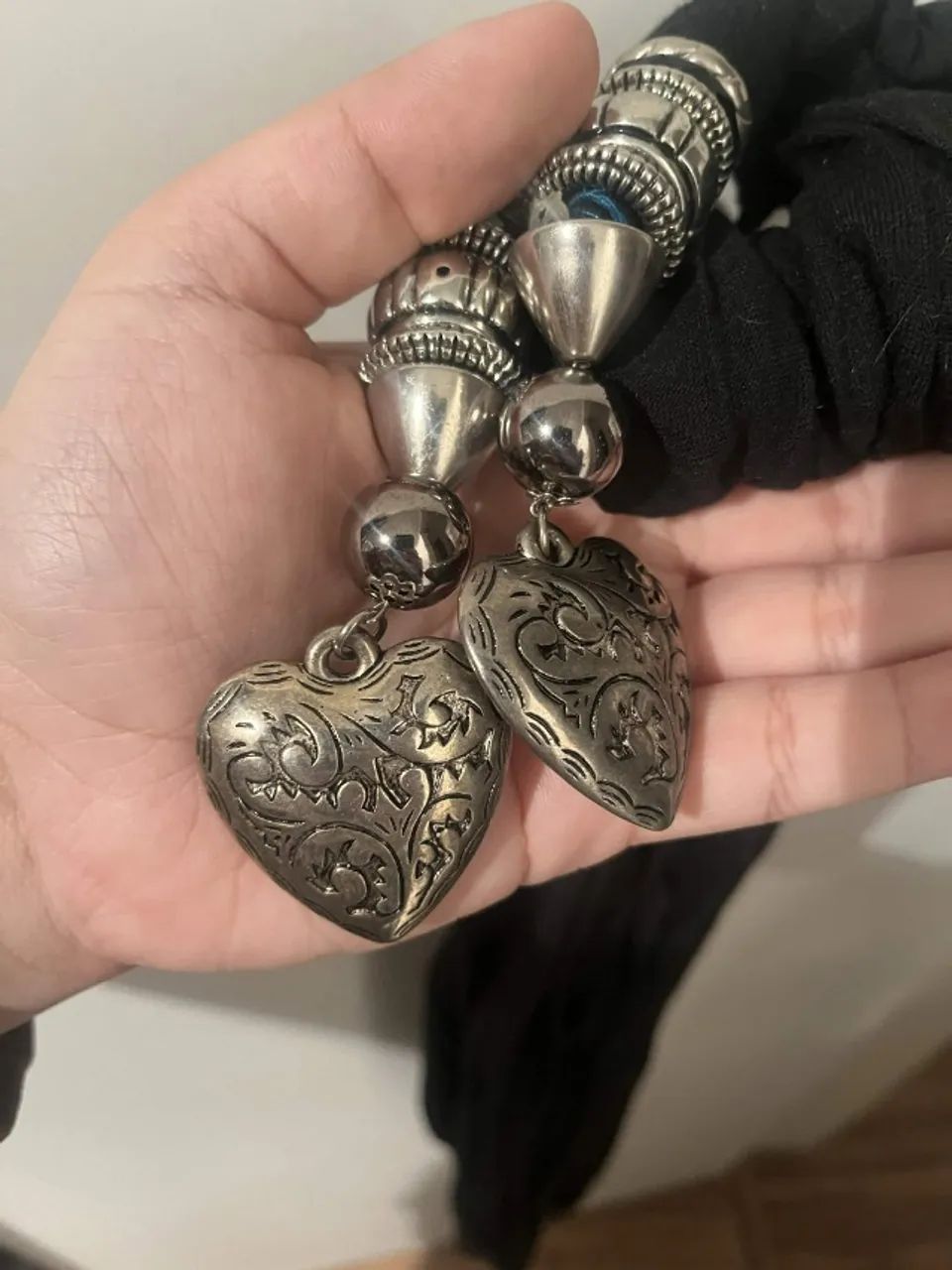Cachecol preto com pingente corações de metal