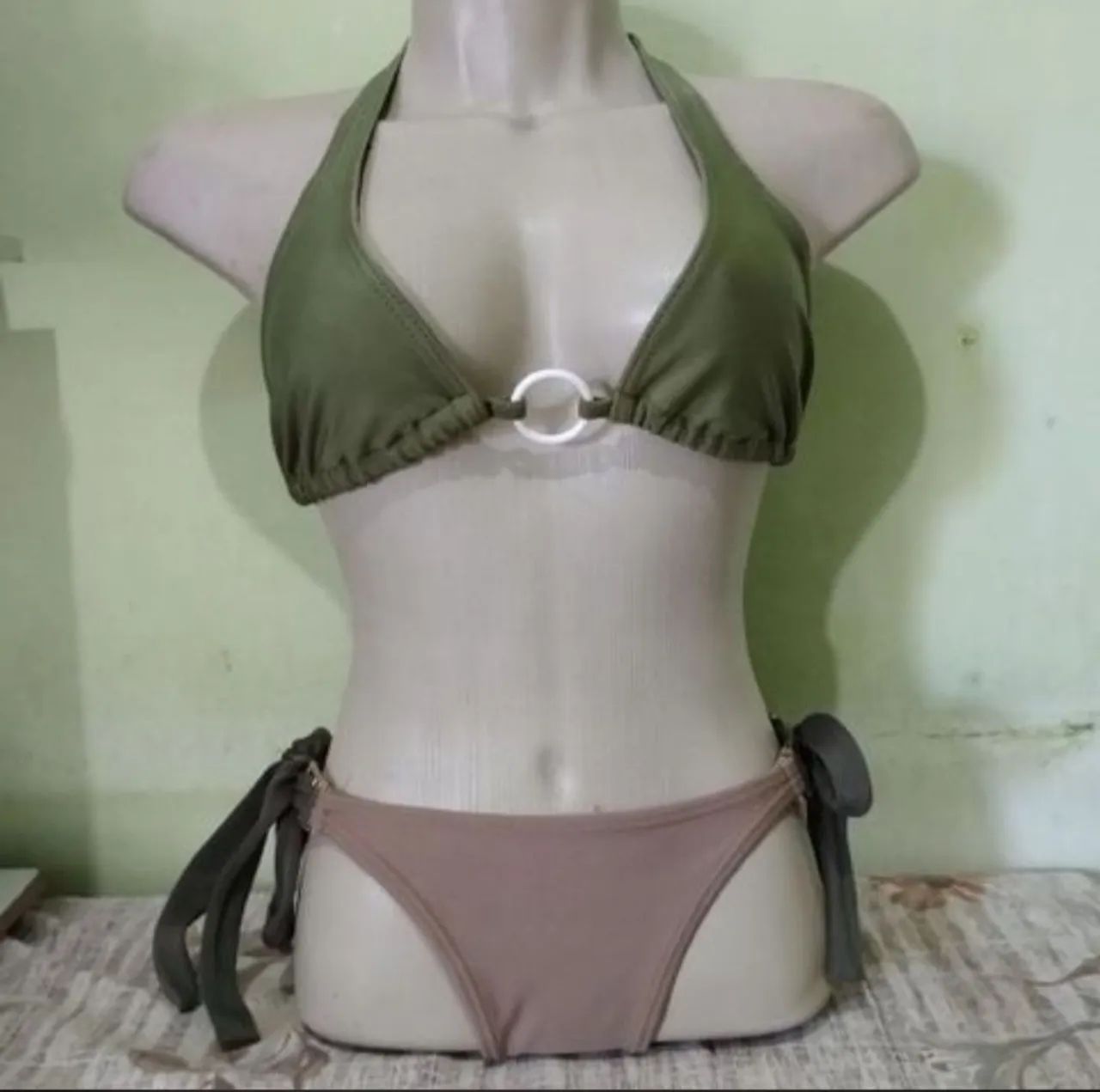 Biquíni marrom e verde líquido