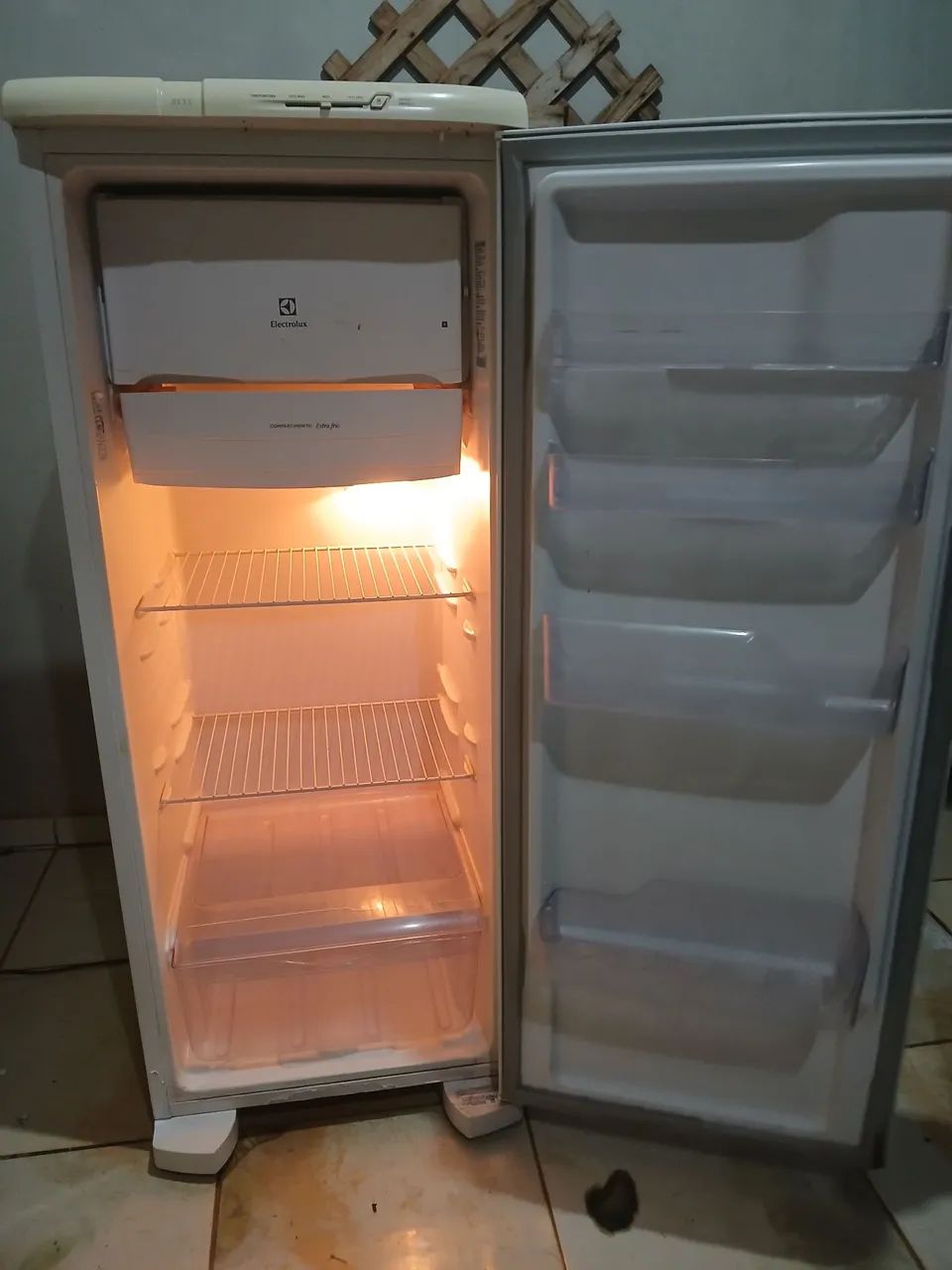 Geladeira electrolux, Bem conservada gela muito bem - Foto 2
