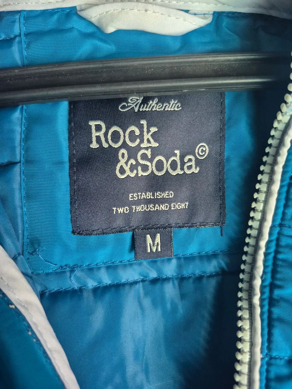 Colete puffer com capuz da marca Rock & Soda Original, tamanho M. - Foto 3