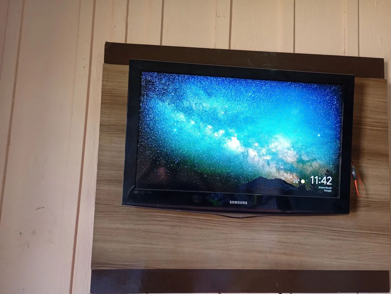 Televisor Samsung 32 polegadas vai com o suporte de parede 