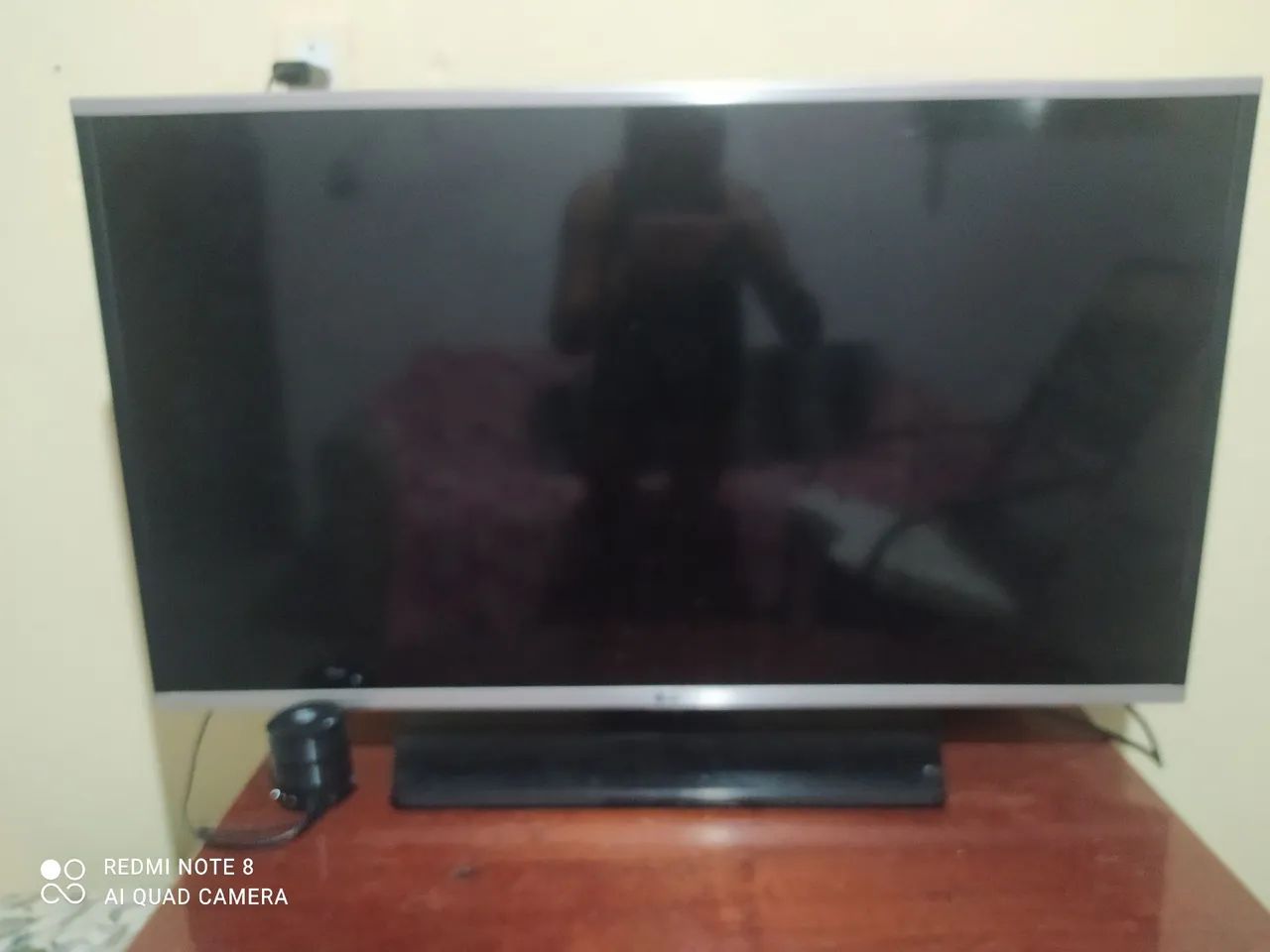 Tv quebrada pra retira peças 