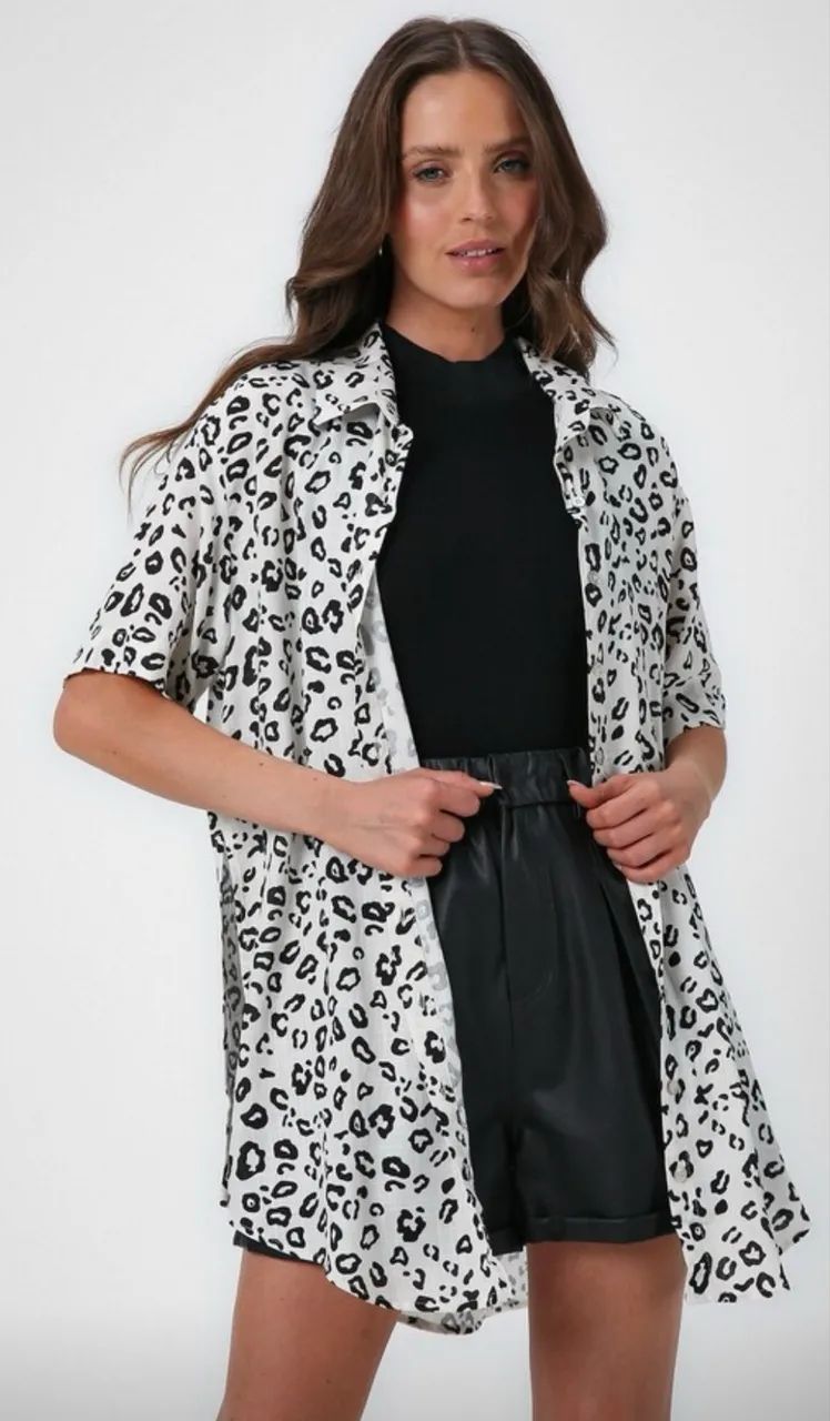 Camisa animal print em viscose com linho