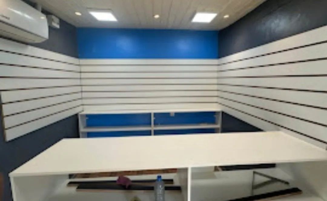 Painel canaletado em mdf para loja