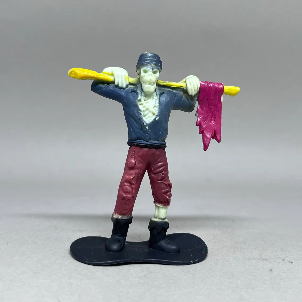 Kit 2 Brinquedos Miniaturas Piratas Esqueletos - Foto 2